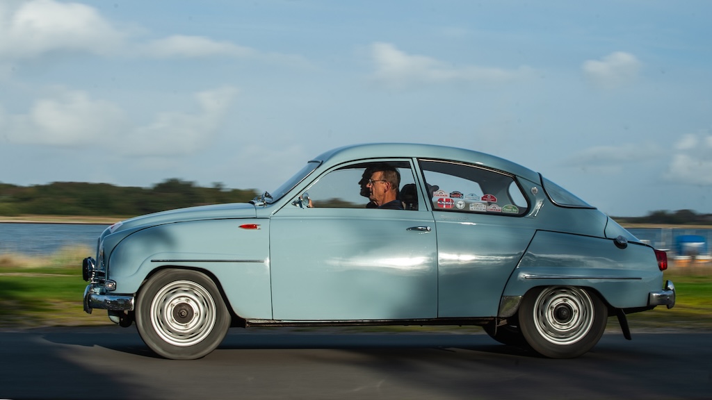 De lokale SAAB 96-kørere, Arne Lundgaard, som i 2024 har haft Jens Bro som 2. kører er her fanget i Lemvig og Omegns Motor Sports afdeling af SONAX DASU Classic i 2022.
(Foto: rallypics.dk / Viggo Johansen)